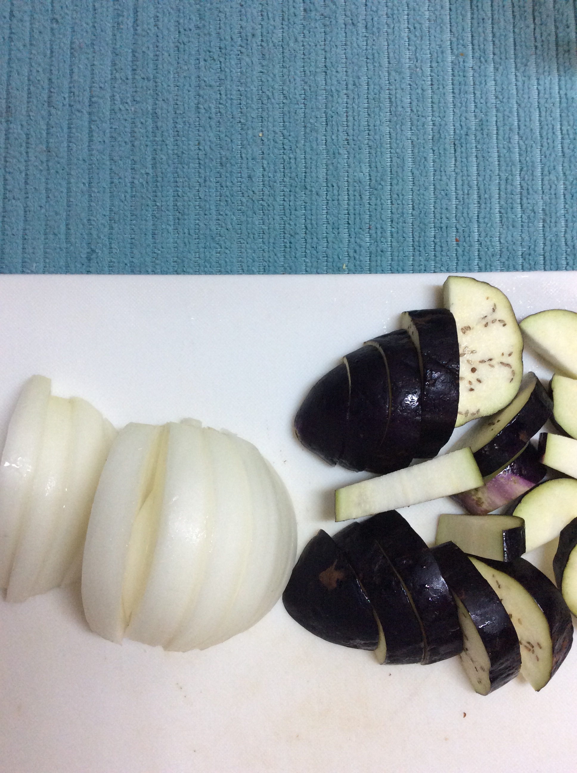 ごま油で美味しい 茄子と玉ねぎの味噌汁 レシピ 作り方 By ハトリーナ 楽天レシピ ごま油で美味しい 茄子と玉ねぎの味噌汁 レシピ 作り方 By ハトリーナ 楽天レシピ