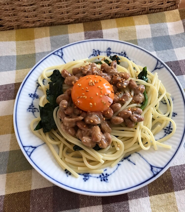 卵黄のせほうれん草の納豆パスタ