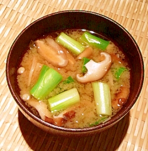 キャベツの芯捨てないよ!節約お味噌汁。