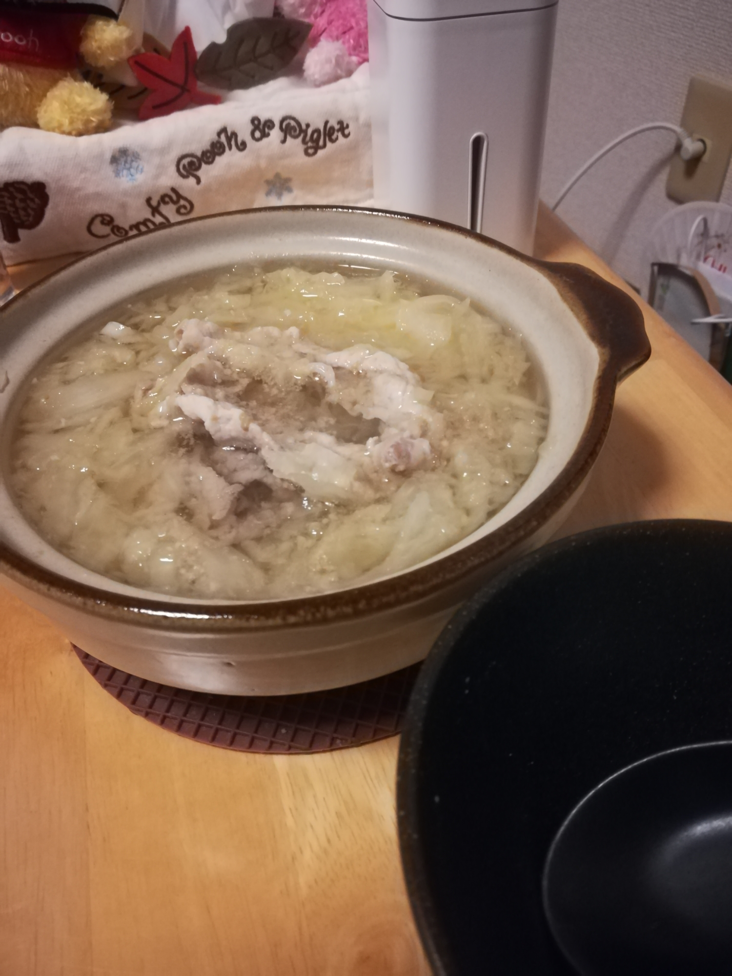 千切りキャベツと豚肉の塩麹鍋