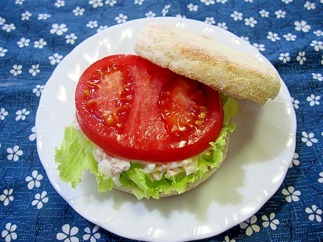 ツナとトマトとレタスのイングリッシュマフィンサンド