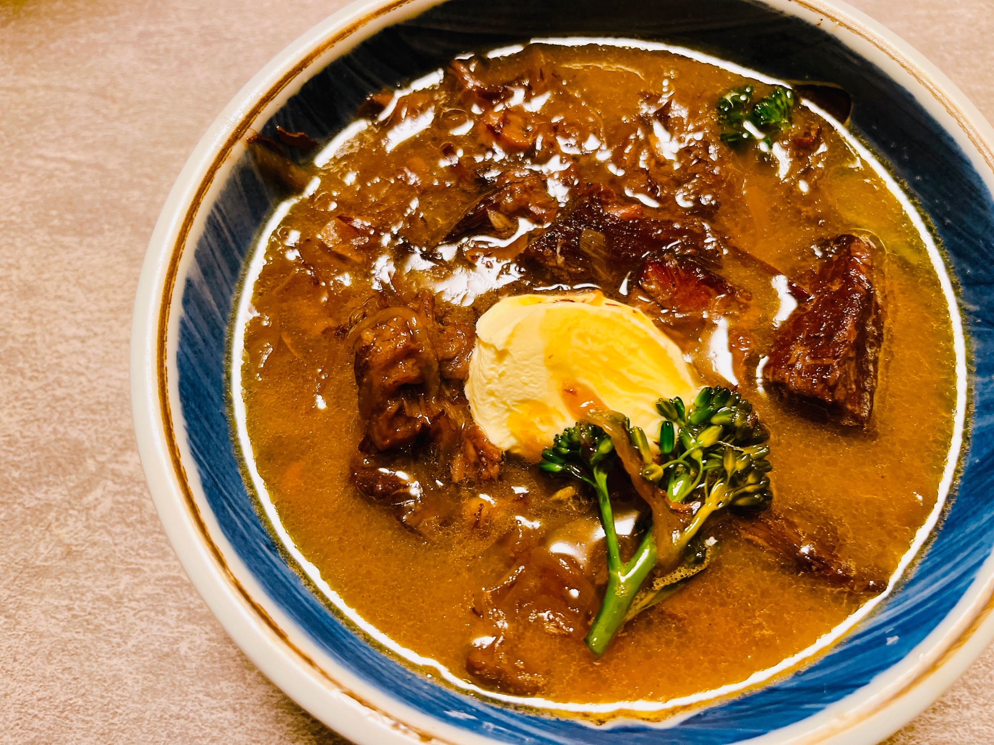 白と青の皿に盛られたビーフシチュー