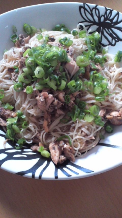 夏食べきれなかった素麺でお昼ご飯に作りました。お昼からお酒を飲みたくなってしまいましたが、簡単で美味しいですね♪