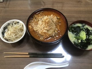 お店で食べるものだと思い込んでいましたが、少しお高い牛肉もアレンジ次第で韓国気分に様変り！付け合せに、もやしのナムルとわかめとネギの中華風玉子スープを。