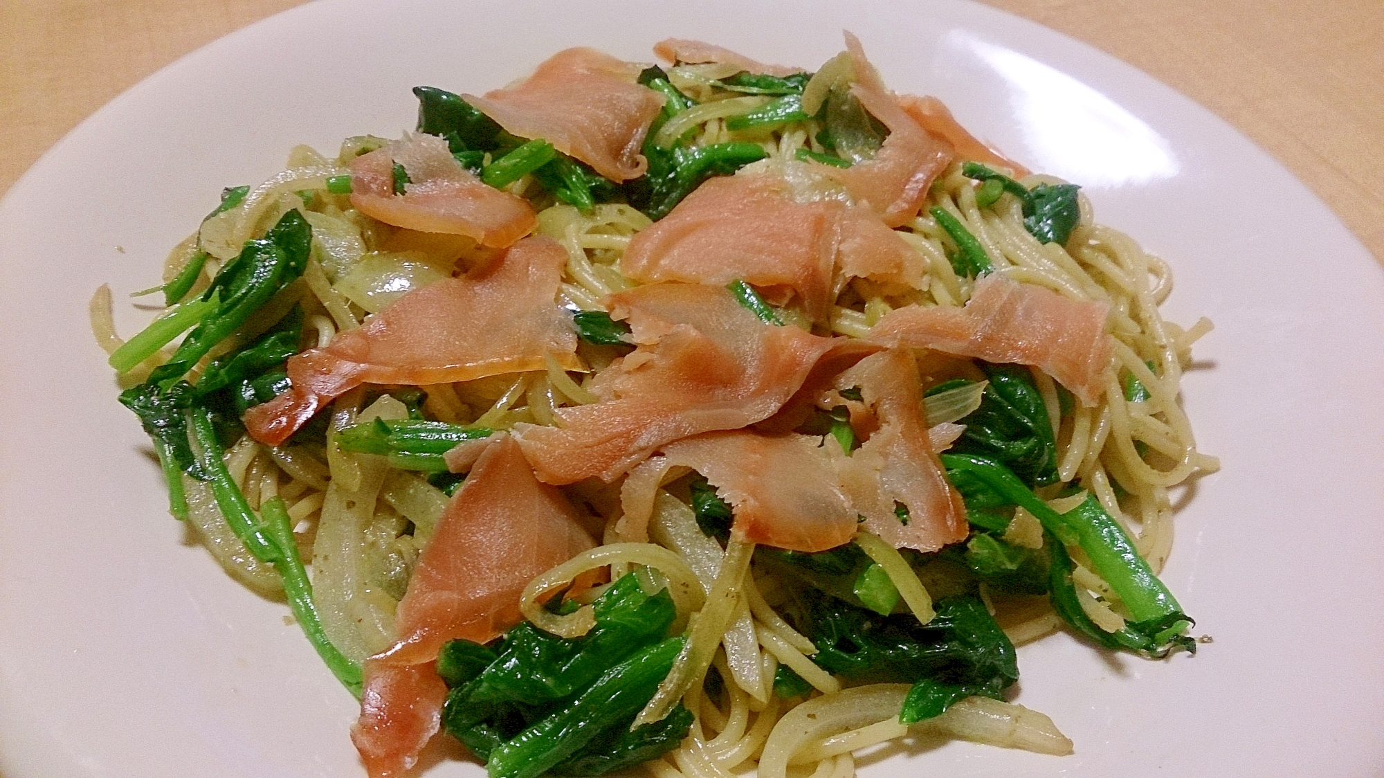 ほうれん草とスモークサーモンのパスタ～バジル風～