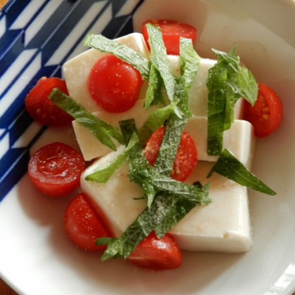 トマトと豆腐とシソのひんやりサラダ