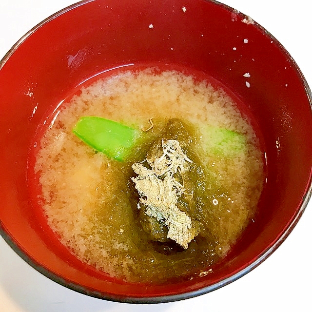 食物繊維たっぷり☆豆腐と絹さやととろろ昆布の味噌汁