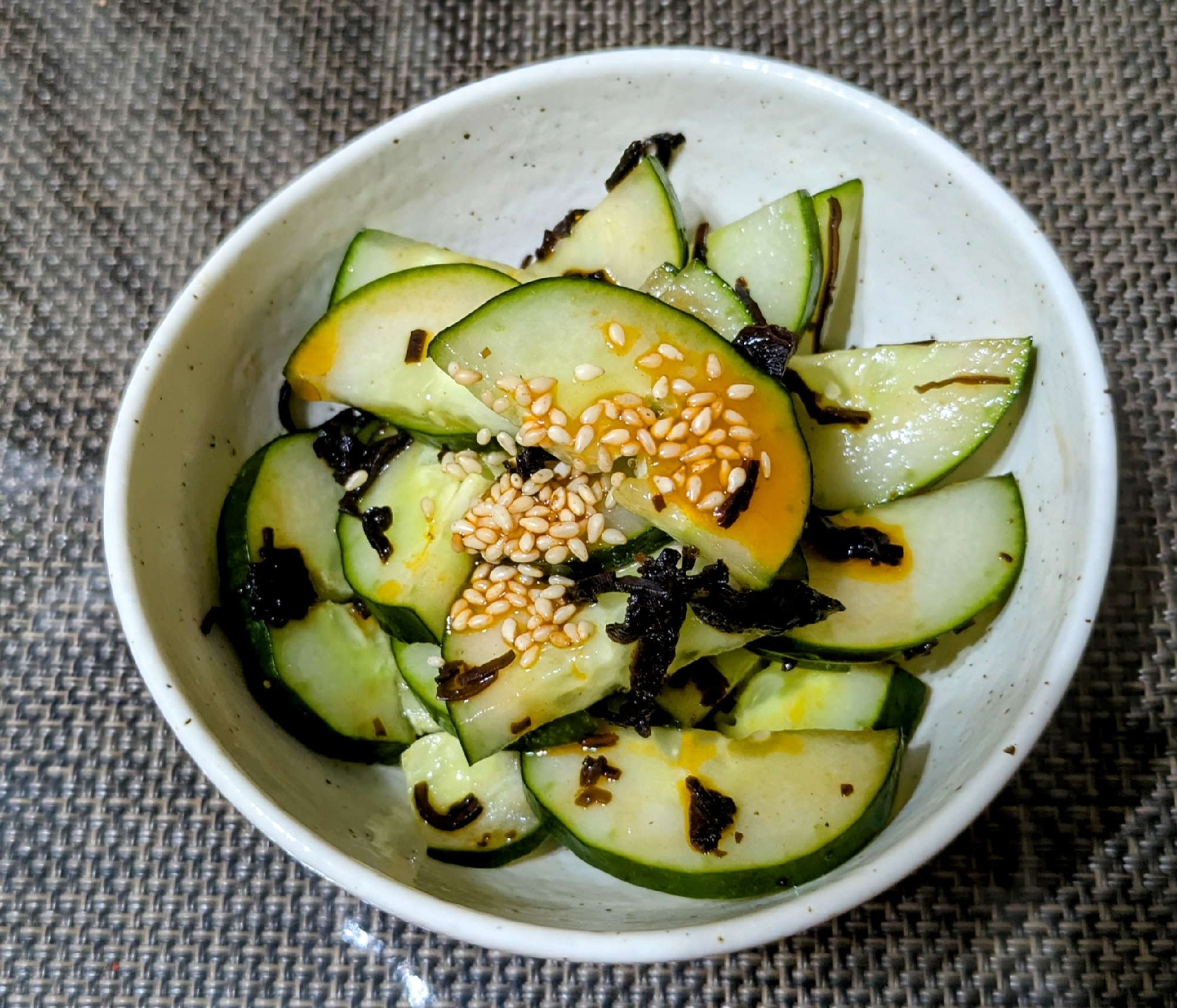 【副菜】塩昆布きゅうりのラー油を掛けて！