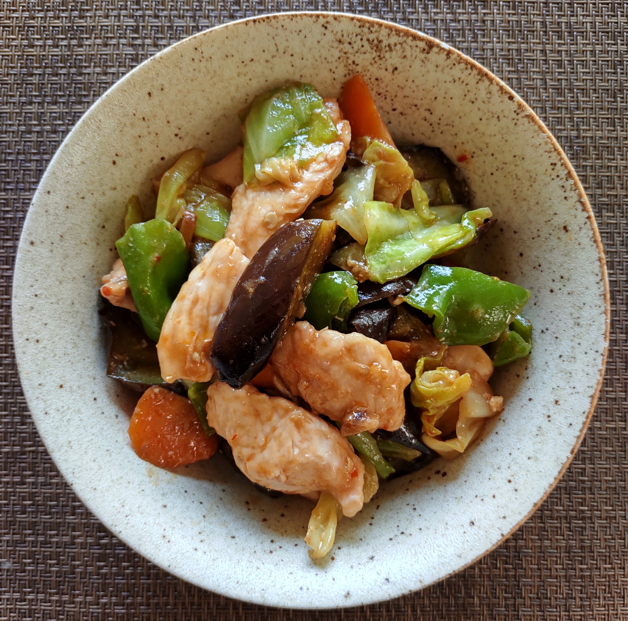 ゴロっと鶏胸肉と夏野菜のピリ辛味噌風味炒め