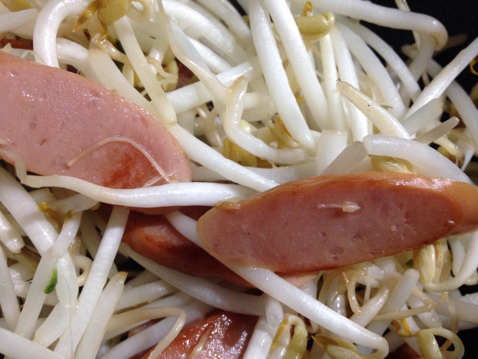 もやしとウインナーのバターしょうゆ炒め