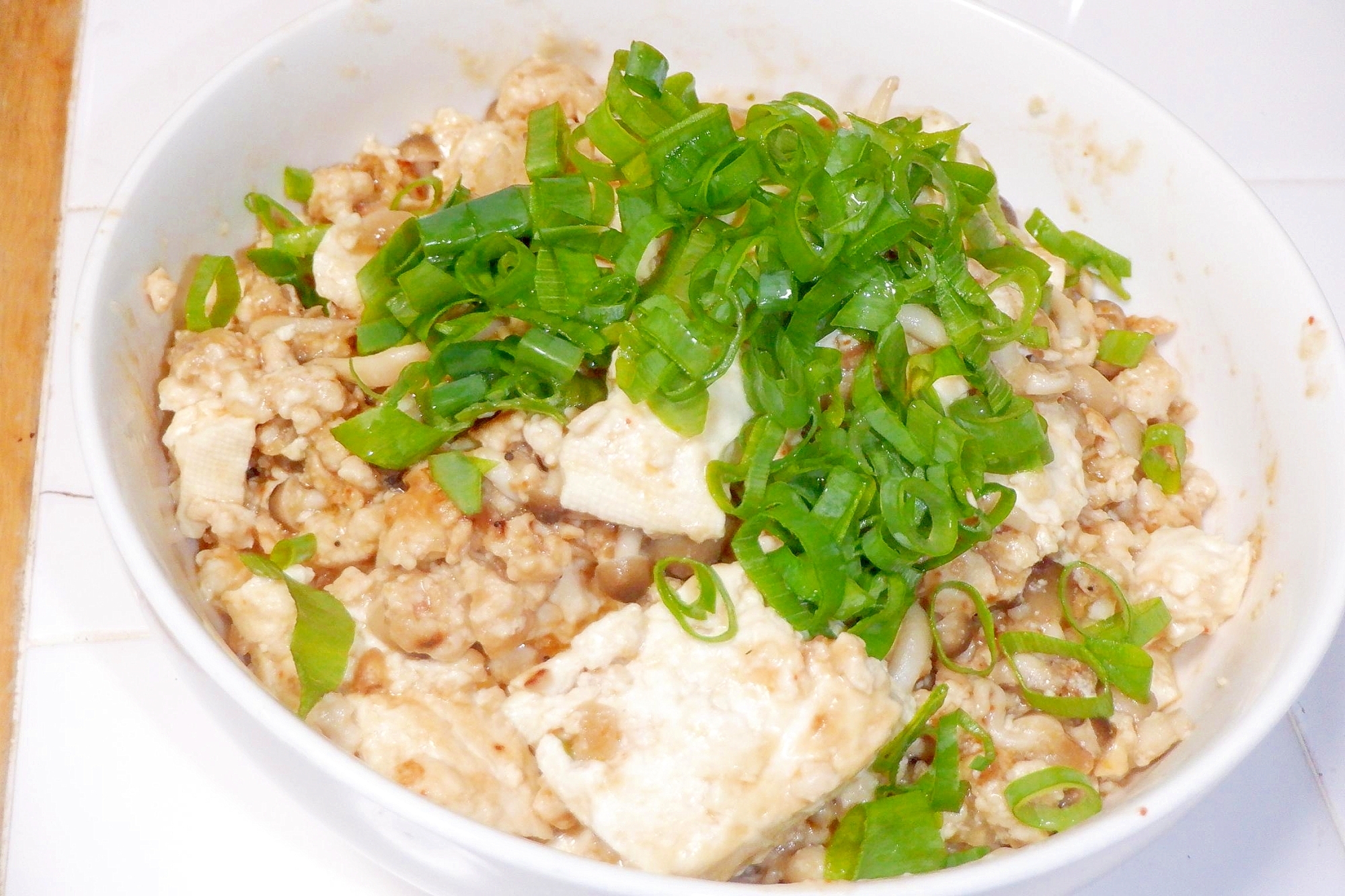 食べるラー油で簡単・美味しい！鶏そぼろきのこ豆腐