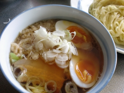 初めて家で「つけ麺」を作りました。美味しかった♪ネギ油がなかったので、天かすを入れてみました。