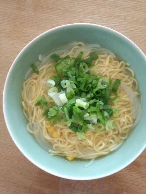 たっぷりのネギを置いて♪塩ラーメン☆
