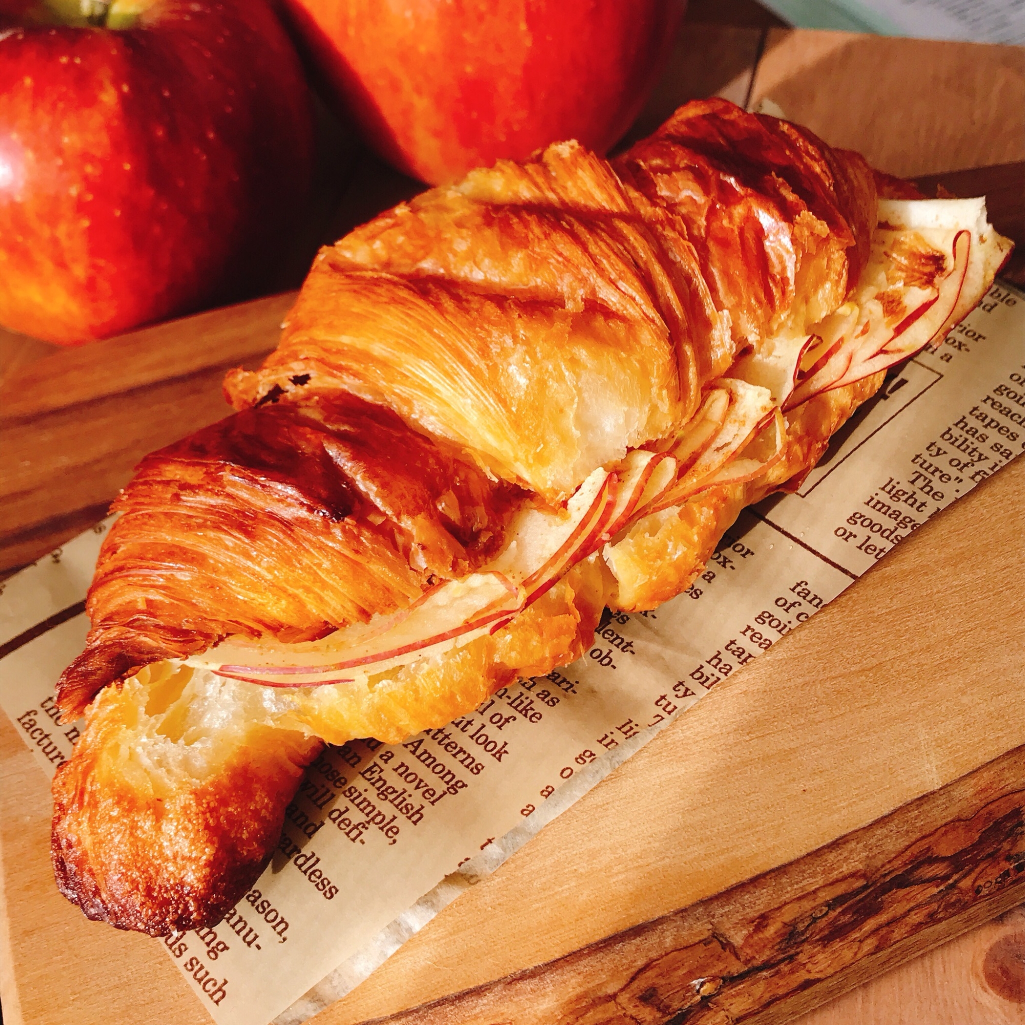 サクッと嚙み切れる!アップルパイ風クロワッサン