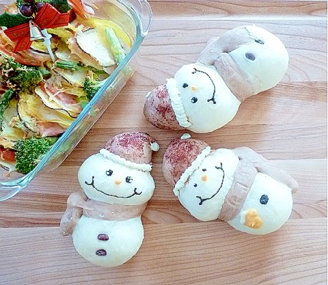 帽子はいちご味！スノーマンのふわふわパン