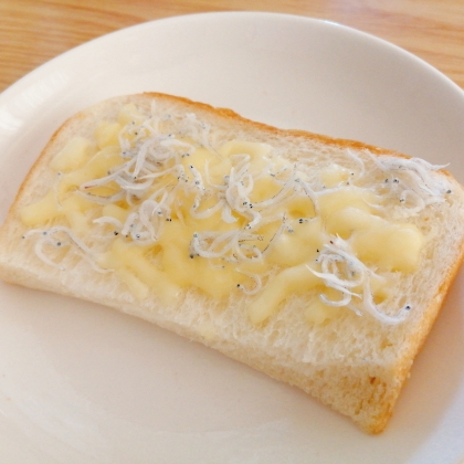 しらすとチーズのトースト、カルシウムたっぷりで嬉しいです♪
美味しく頂きました(*^-^*)
レシピありがとうございます☆