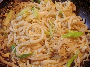 もやし・卵・ネギで中華風焼きうどん☆