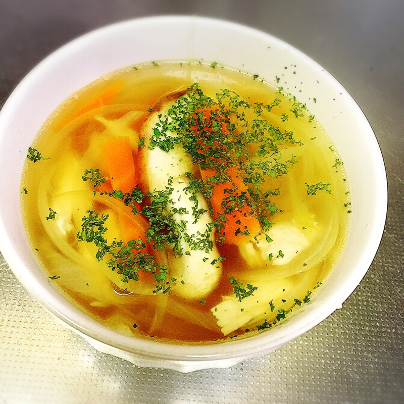 チキンコンソメスープに彩り野菜とチキン レシピ 作り方 By プニプニちゃ 楽天レシピ