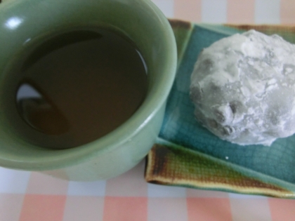 豆ぎっしり大福と共に～♪
甘い大福と塩緑茶で幸せお茶タイム（*^^*)