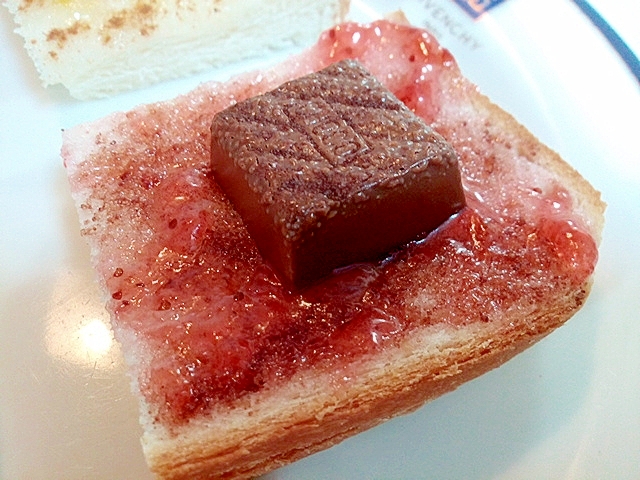 苺ジャムとmilkチロルのトースト