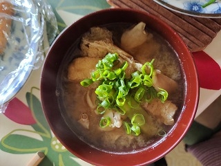 豚小間肉があったので冷蔵庫のおやさいたくさん投入してトンかす汁つくりました(*^-^*)酒粕が体に染みて健康お味噌汁レシピありがとうございます♥