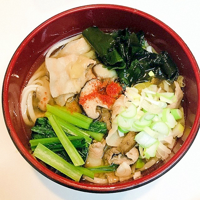 具材たっぷりトッピング♪小松菜とわかめの肉うどん