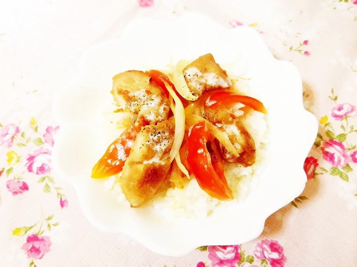 ドレッシング添え♪トマト&玉葱&鶏肉のっけ御飯