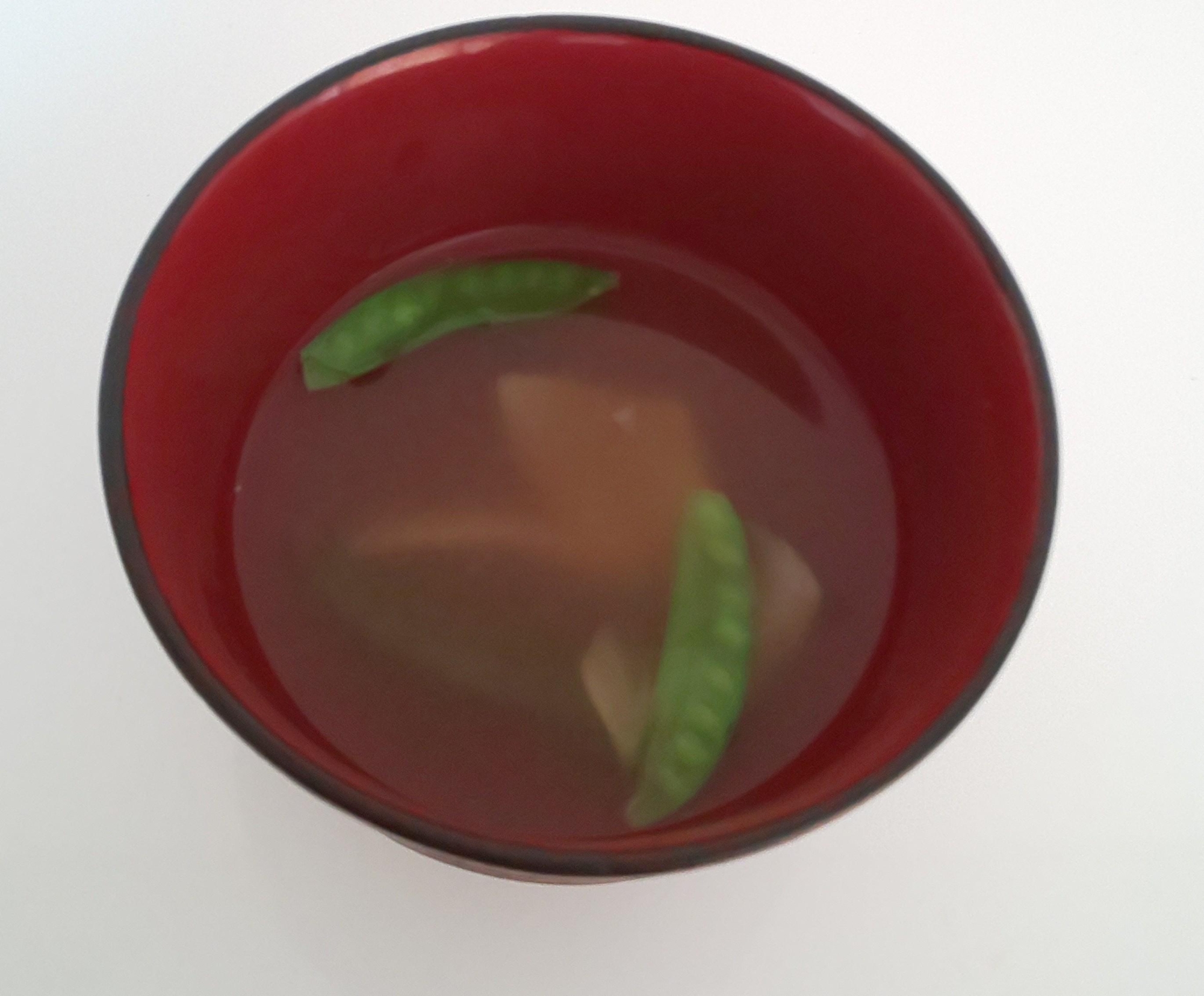 きぬさやと玉ねぎの味噌汁