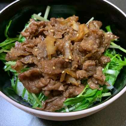 水菜と牛バラ薄切り肉の甘辛炒め丼