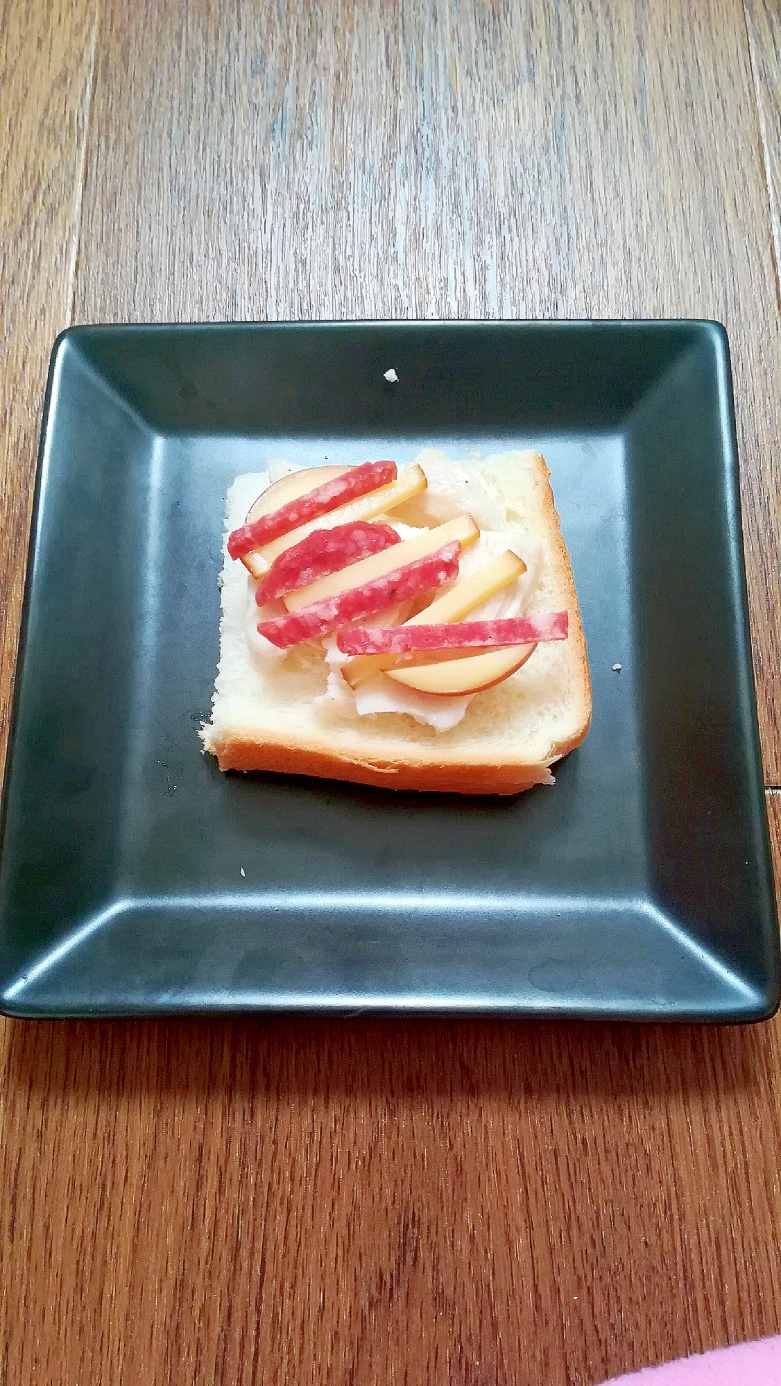 鶏ハムとサラミとスモークチーズのおつまみパン