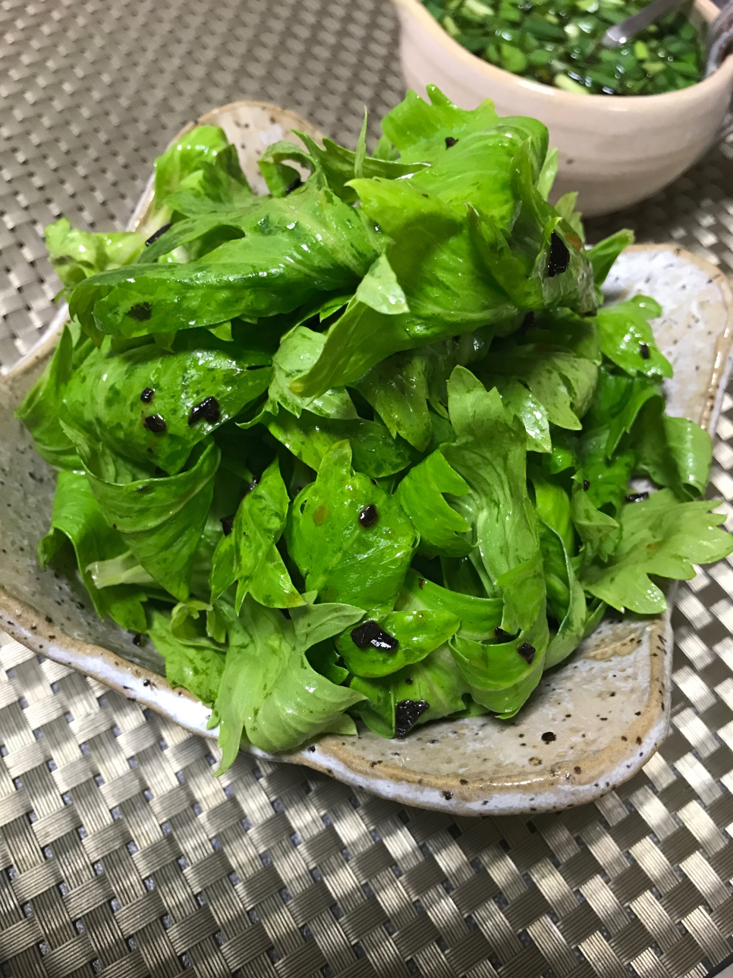 白い皿に盛り付けたセロリの葉のグリーンサラダ