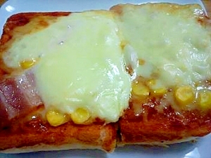 チーズたっぷり♪ベーコン＆コーンのピザトースト