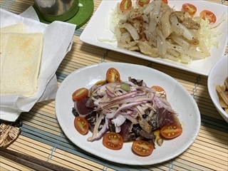 紫玉ねぎのマヨサラダのせ鰹のたたき丼
