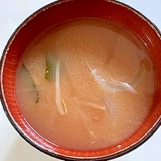 玉ねぎ・もやし・わかめの味噌汁