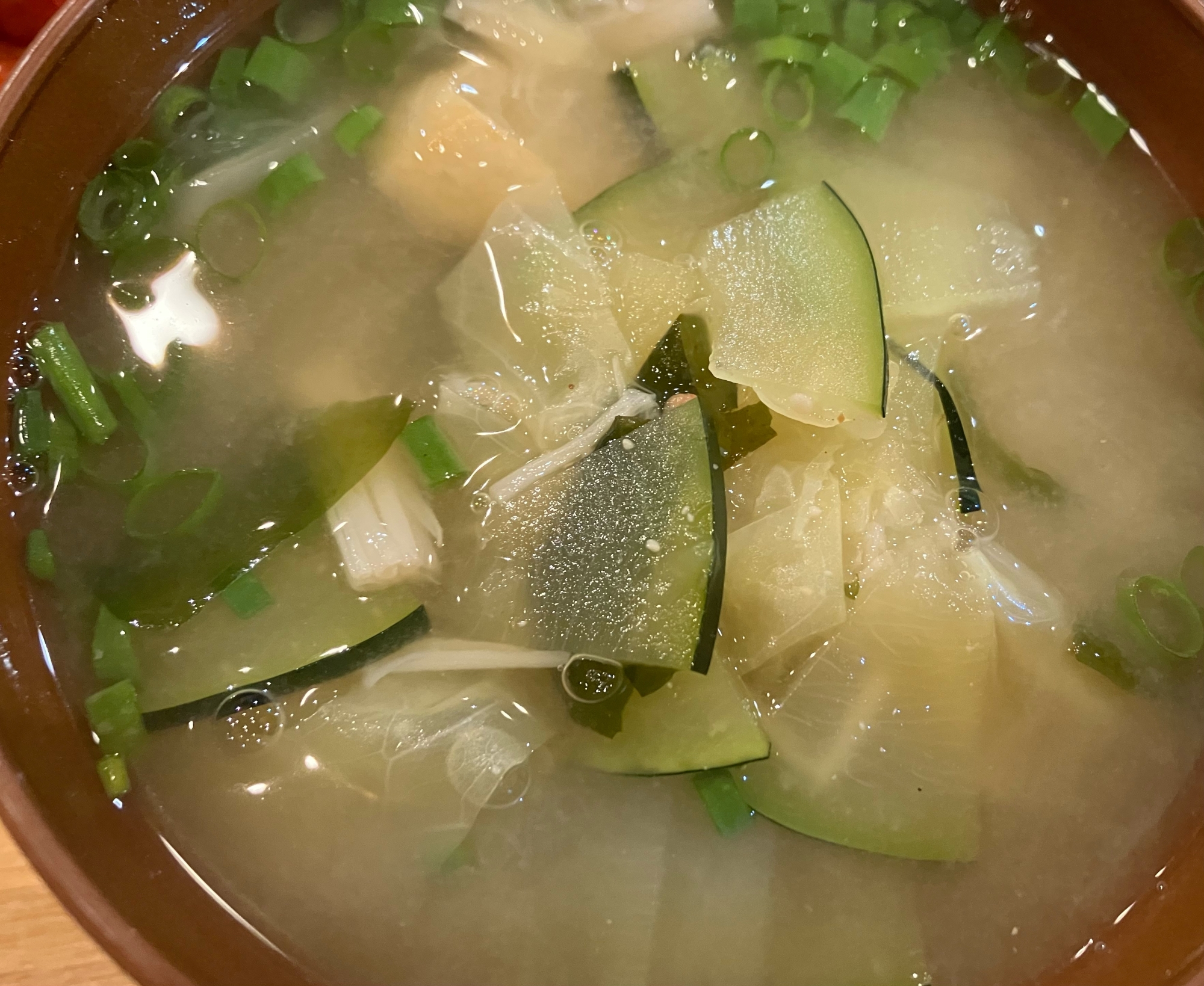 ズッキーニとキャベツと油揚げとえのきと若布の味噌汁