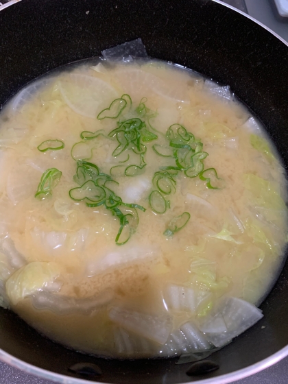 冬の定番！白菜と大根の味噌汁
