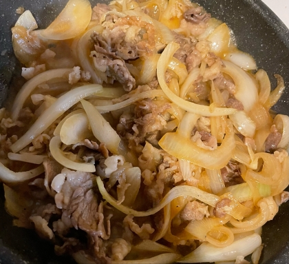 牛肉　切り落とし　と　玉葱の炒め物