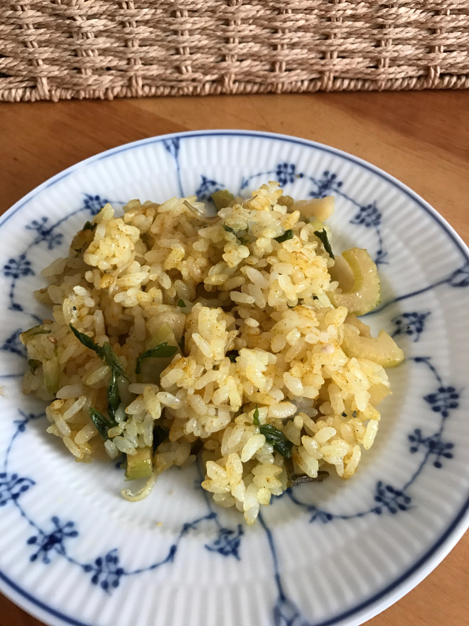 セロリとちりめんじゃこのカレーチャーハン