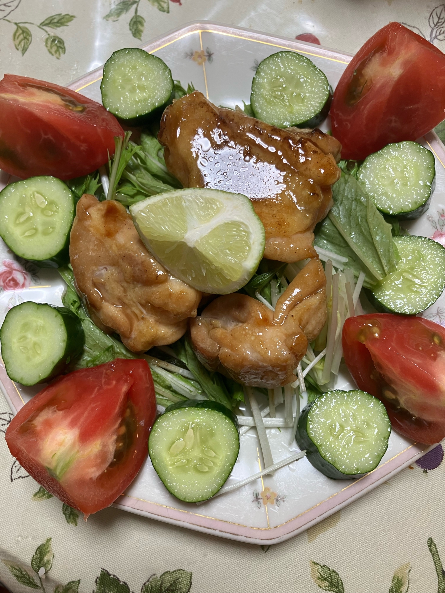 ライムを絞って！照り焼きチキンステーキサラダ！