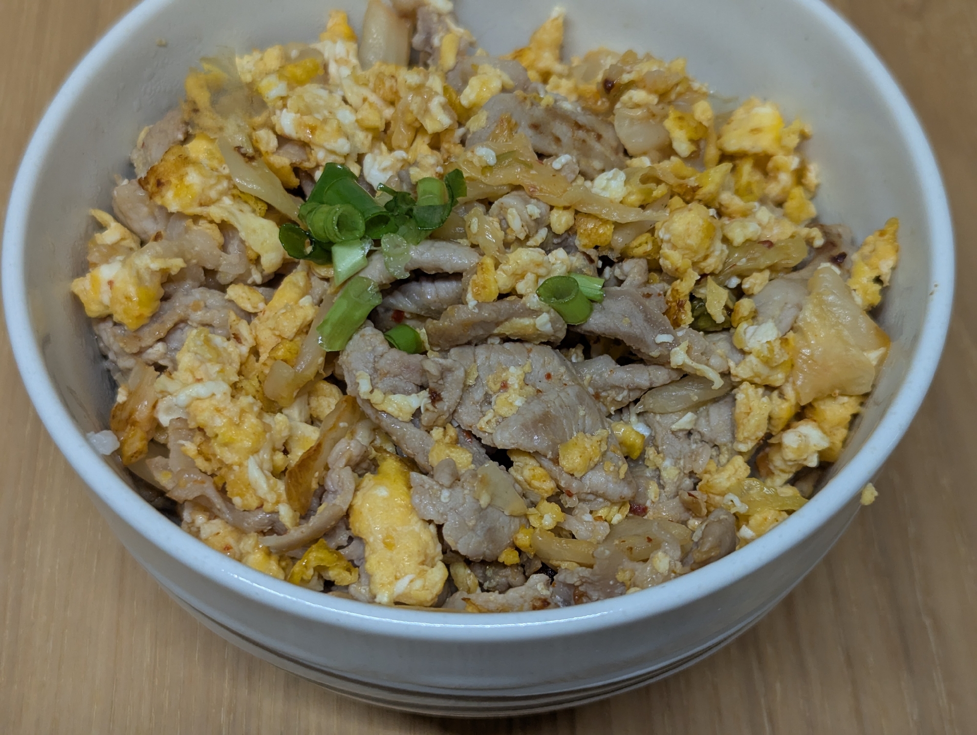 キムチ豚たま丼