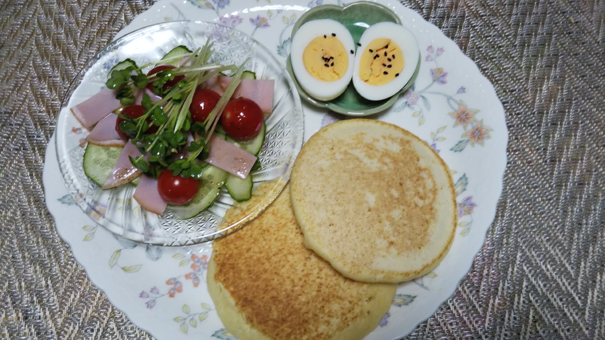 ホットケーキとハム野菜サラダと茹で卵のランチ☆