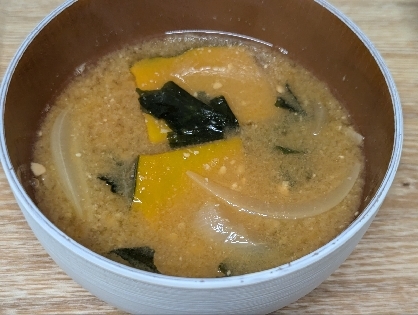 かぼちゃと玉ねぎわかめの味噌汁