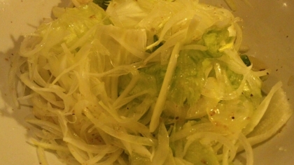 トマトがなかったんですが塩ドレが気になったので玉ねぎプラスで！
お野菜がおいしくいただけますね☆
家族もよろこんくれました(*^^*)
ごちそうさまでした♪