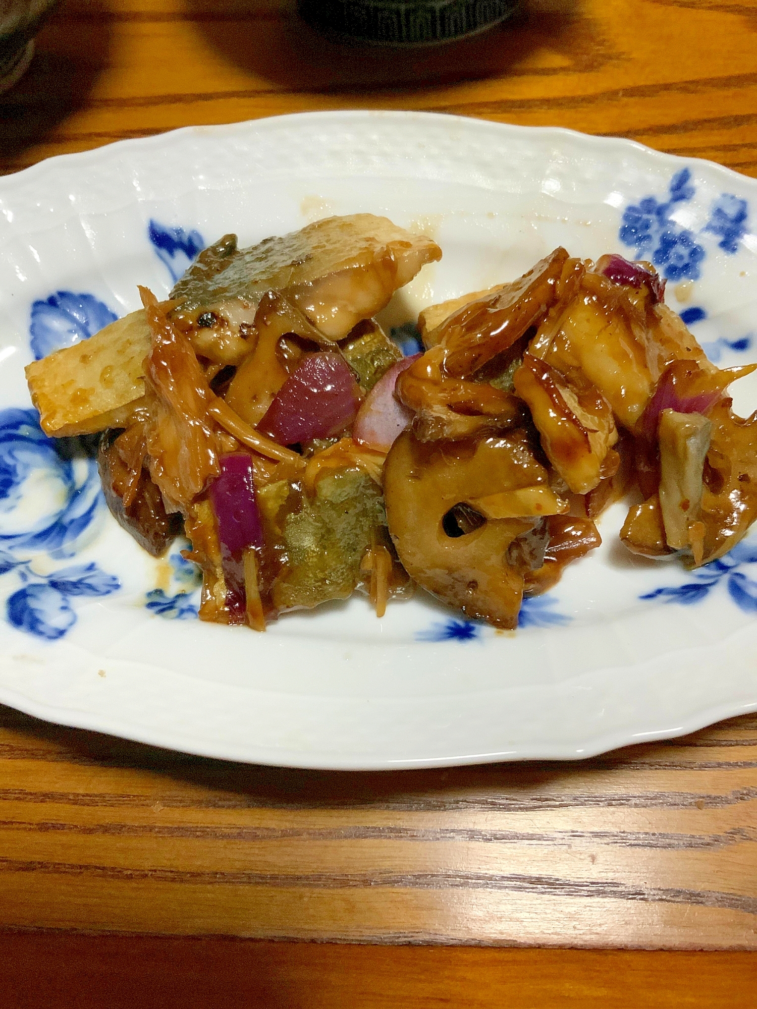 魚(鯖、ブリ等)x赤玉葱xきのこx蓮根の甘酢炒め