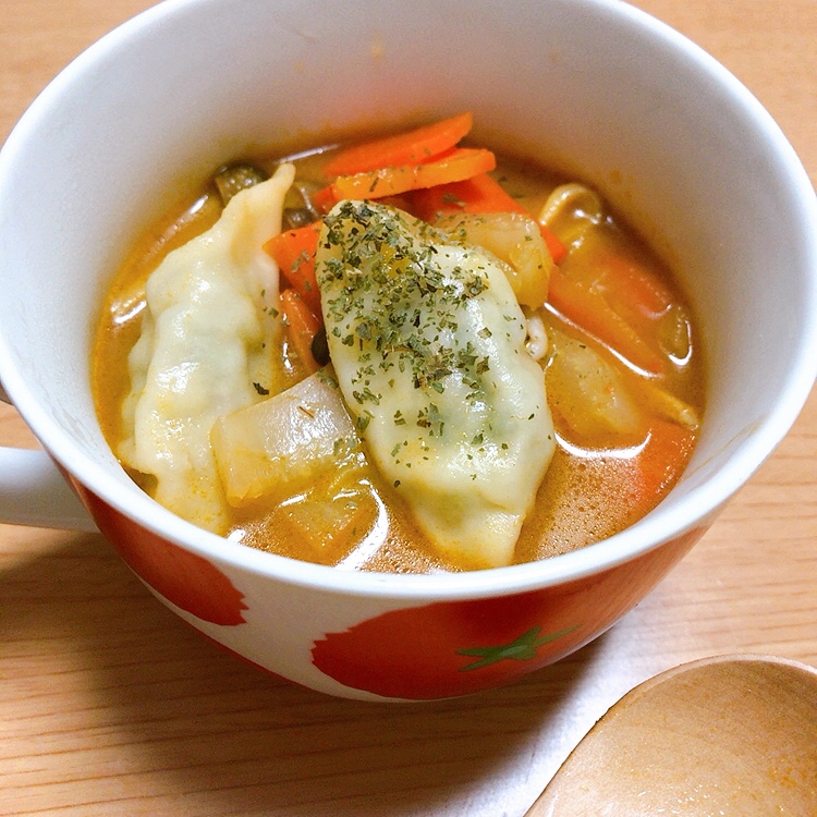 冷凍餃子で簡単！トムヤム餃子スープ
