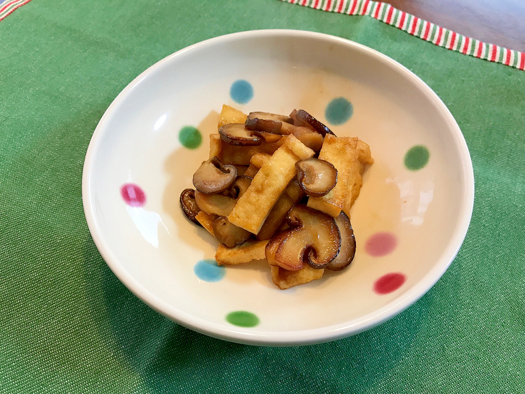 味付け迷わず お弁当にも 油揚げと椎茸炒め レシピ 作り方 By かえるかえる38 楽天レシピ