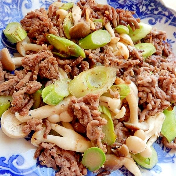 白と青の皿に盛られた牛ひき肉ときのこの韓国風炒め