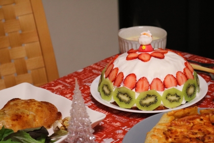 クリスマスに苺ムースのドームケーキ
