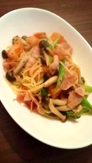 野菜とベーコンのガーリックパスタ