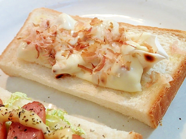 焼き餃子とチーズとかつお節のトースト